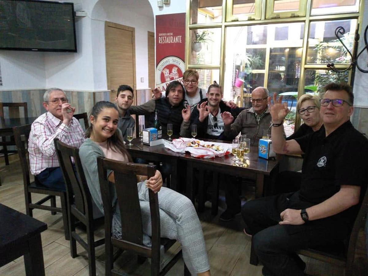La familia con Saturnino en La Prensa.