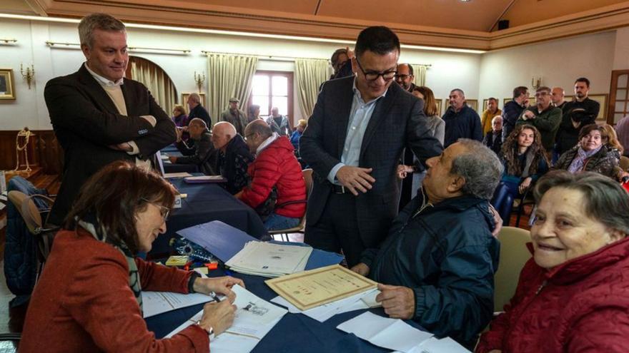 Alcalde y conselleiro, con los vecinos que reciben sus propiedades.   | // D.P.