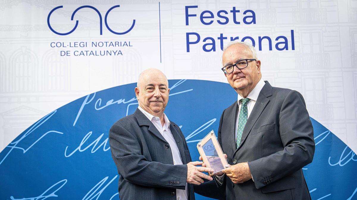 El periodista de EL PERIÓDICO Jesús G. Albalat recibe el premio Comunicación CNC de manos de José Alberto Marín
