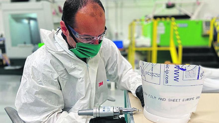 Un trabajador de Binter Technic realiza material de protección.