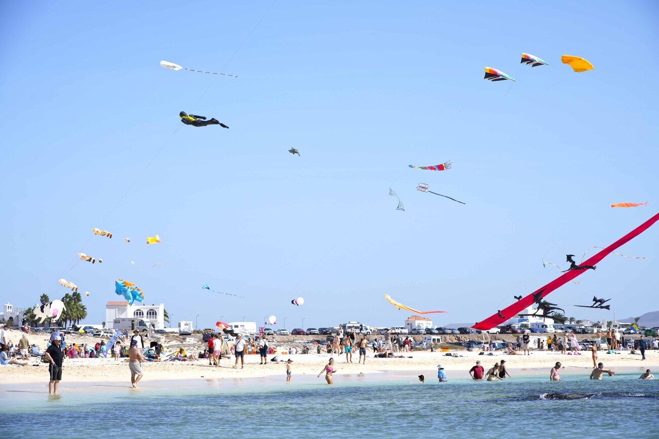 Primer día del Festival Internacional de Cometas 2023 en Corralejo