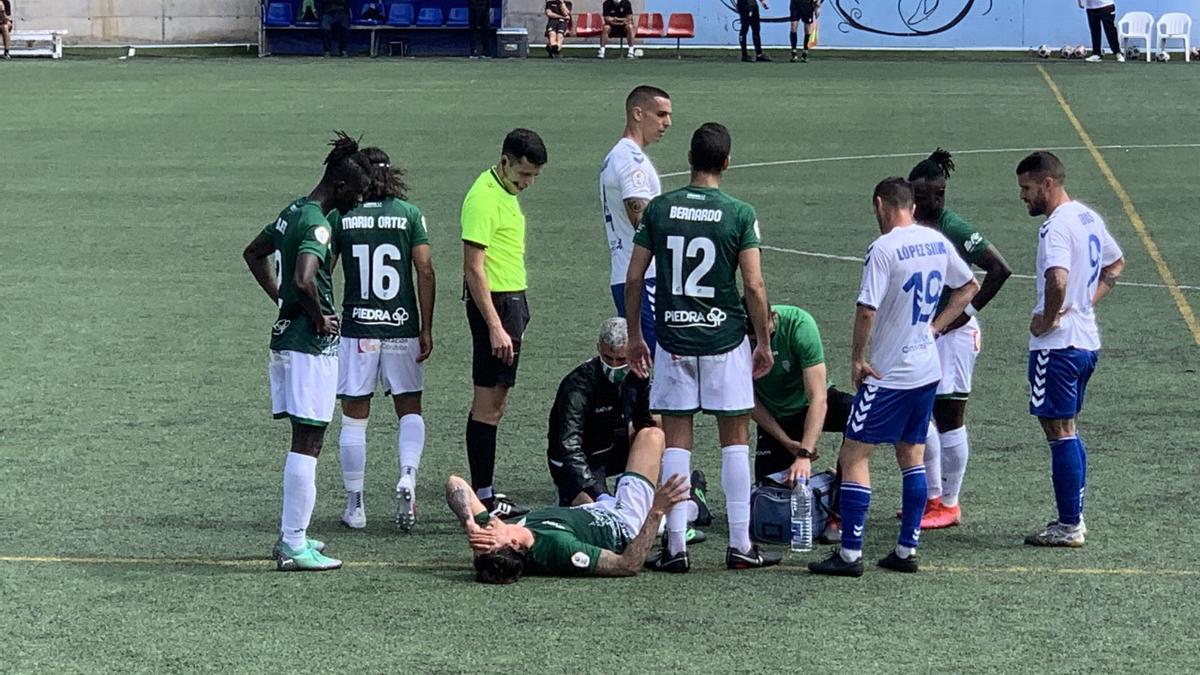 Farrando, on the ground, cared for by the Córdoba doctors. Farrando, on the ground, cared for by the Córdoba doctors.