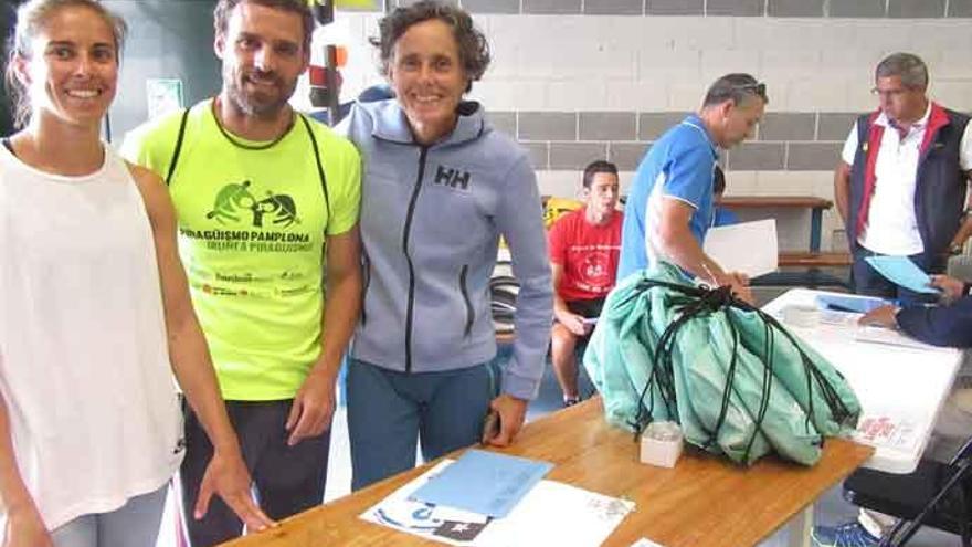 Amaia Osaba y Eva Barrios, vigentes campeonas del Sella, retirando, junto al jefe de equipo, sus dorsales en el polideportivo Javier Hernanz, este mediodia.