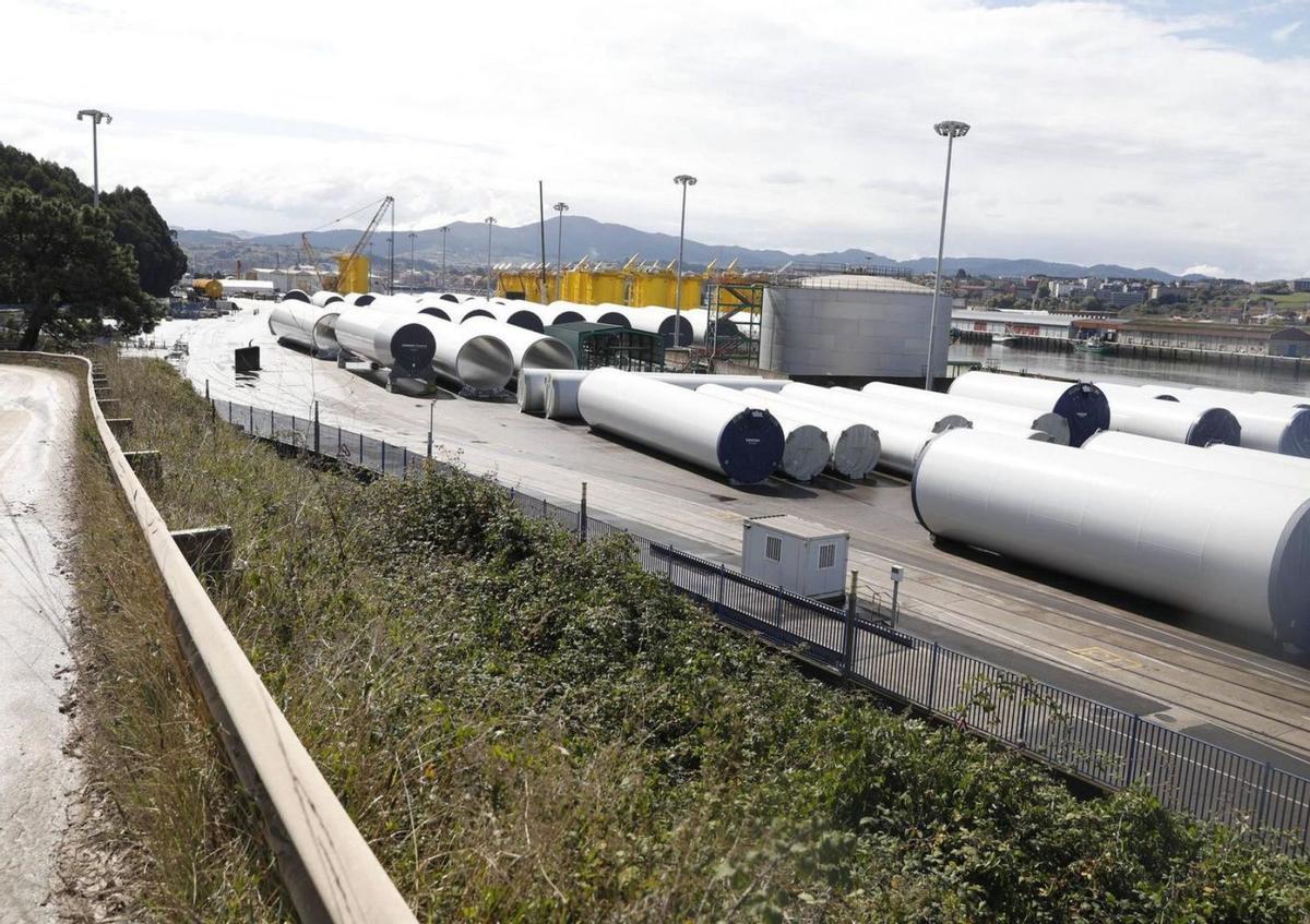 Tramos para torres eólicas offshore fabricadas por Windar y listos para ser embarcados en el puerto de Avilés. | MARA VILLAMUZA