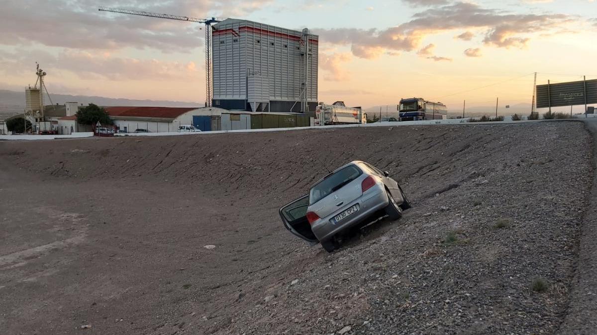 Salen ilesos tras quedar suspendido sobre un terraplén el coche que conducían