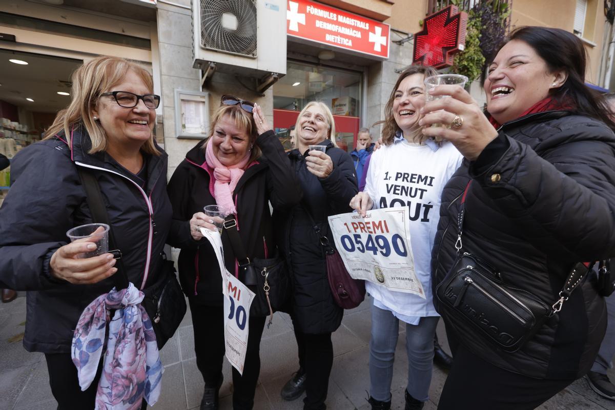 La exalcaldesa de Barberà del Vallès, Sílvia Fuster, primera por la derecha, entre las ganadoras del Gordo de la lotería de Navidad 2022.