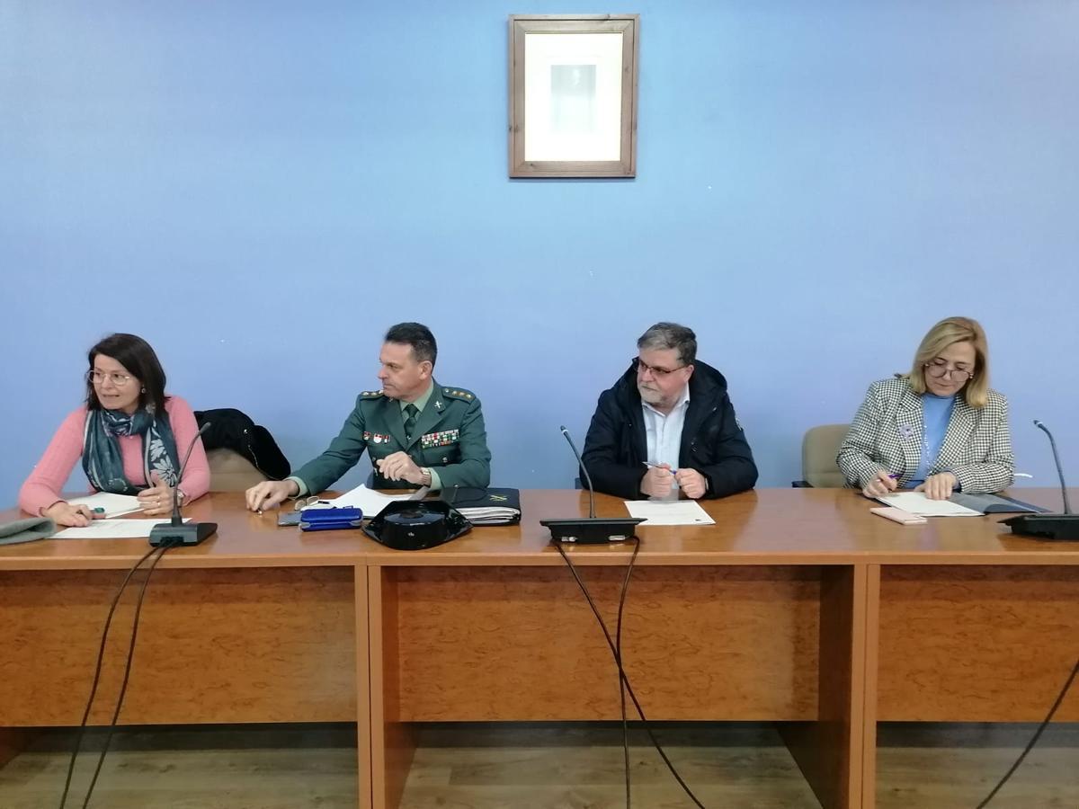 La mesa presidencial de la Junta Local de Seguridad celebrada en Villena.