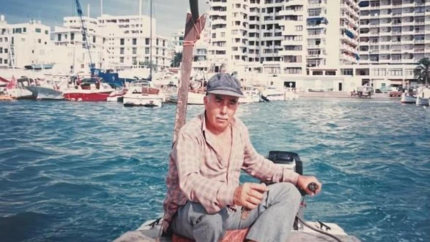 Toni Boned, centenario Santa Agnès, en su llaüt.