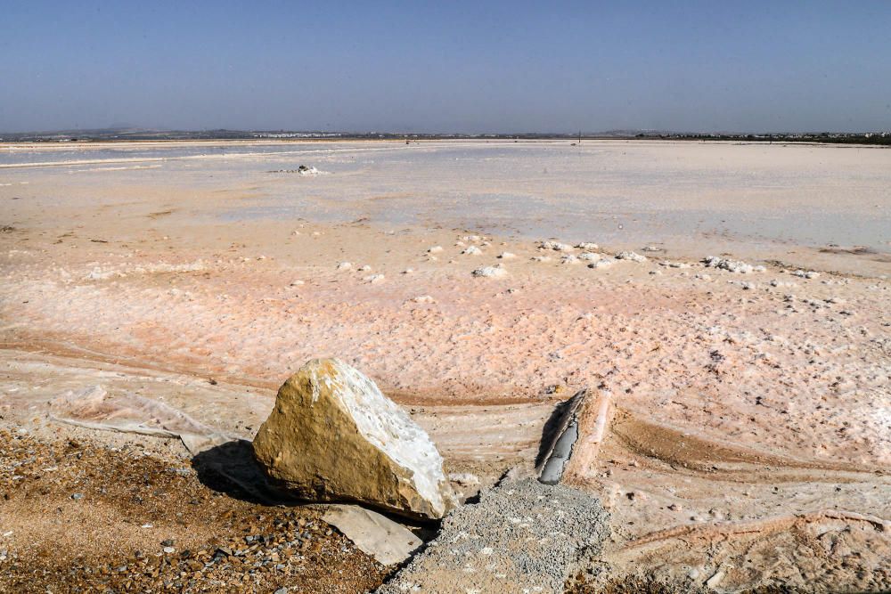 Baños de sol y sal en la laguna rosa de Torrevieja