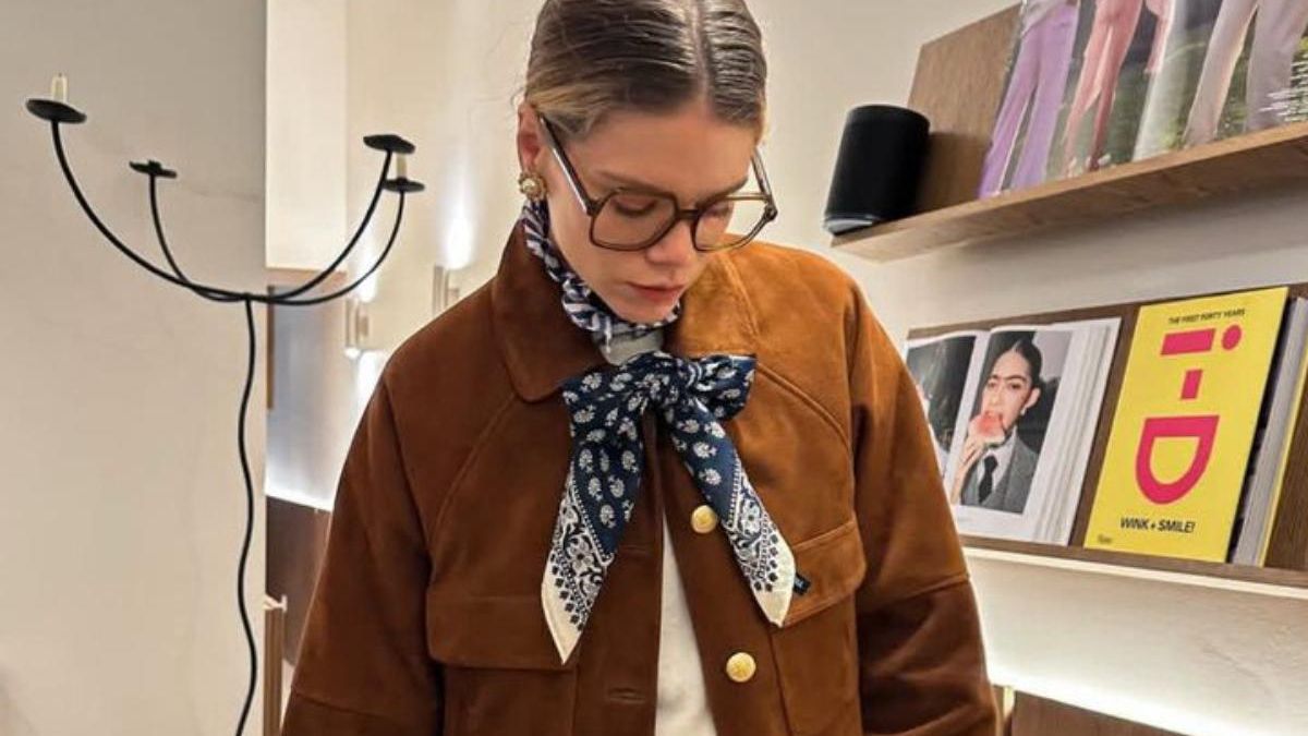Soy editora de moda y esta es mi forma ideal de ponerme la bandana para elevar cualquier look
