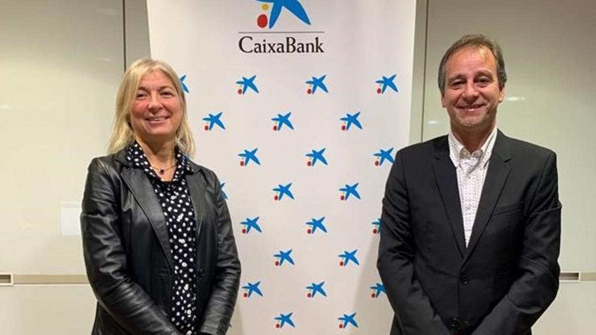 El president de la Cambra, Eduard Bosch i la directora de Banca d’Institucions de CaixaBank a Girona, Gemma Batlle.