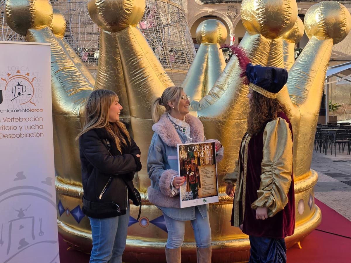 Carmen Menduiña, en el centro, junto a una de las emisaras reales.