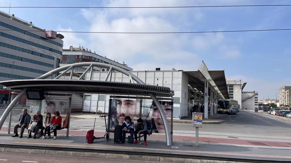 Usuaris del TRAM a la estació de Castelló.
