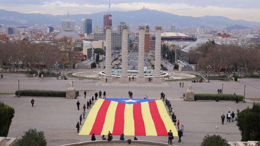 L&#039;estelada que ha desplegat l&#039;ANC a Montjuïc.