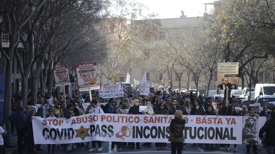 Una marea humana se manifiesta en Palma contra el certificado covid