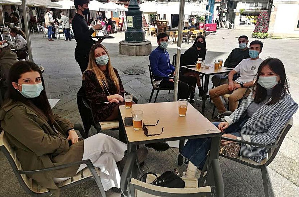 El “lleno” en muchas terrazas nubla el soleado estreno de la desescalada