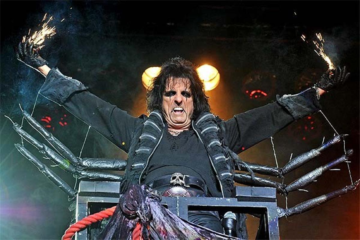 El músic nord-americà Alice Cooper es presenta en concert. La presentació dóna inici al tour ’No More Mr. Nice Guy.