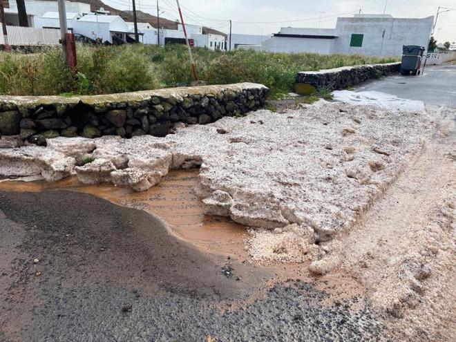 Retirada de barro y piedras de calles y carreteras de Los Valles por las fuertes lluvias