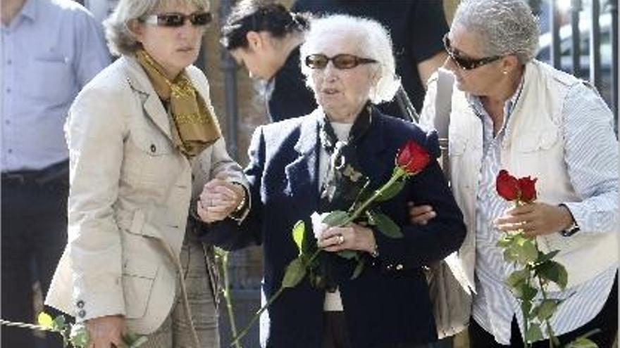 Angelita Cuesta, en el centro, junto a algunas de las hijas de Mari Carmen.