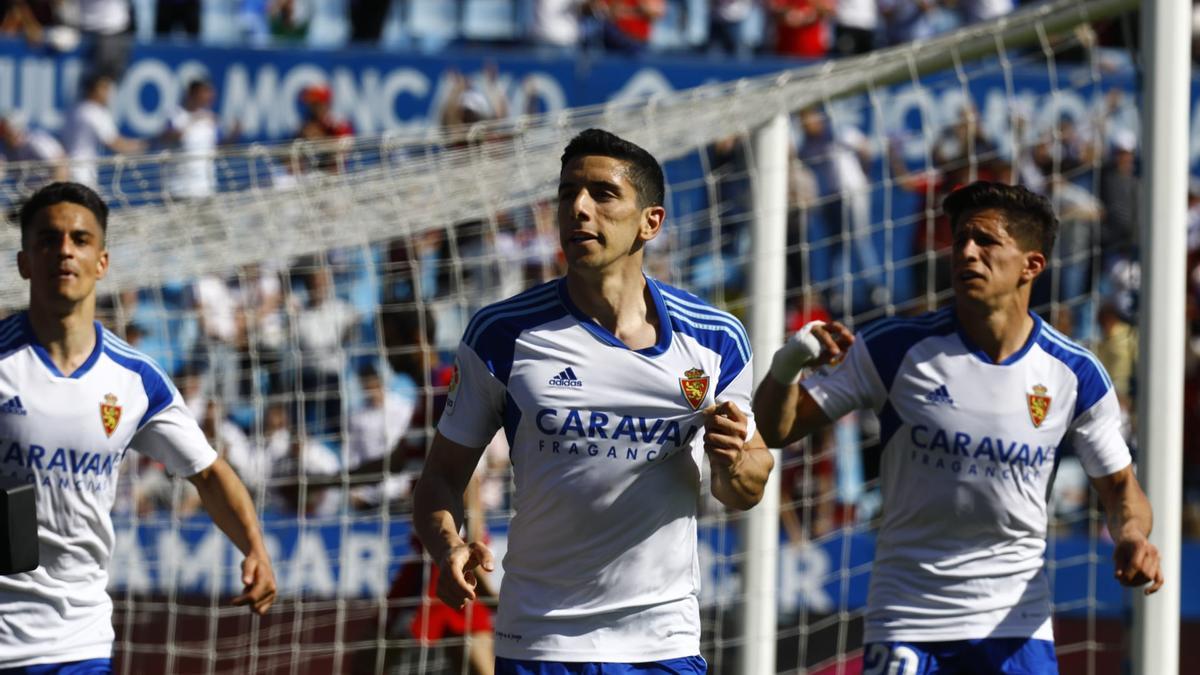 Fran Gámez celebra el 1-0 con Bermejo en la izquierda y Giuliano, en la derecha.