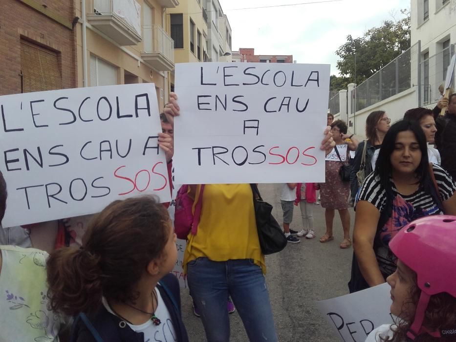 Protesta por el mal estado del colegio de la Font d'en Carròs