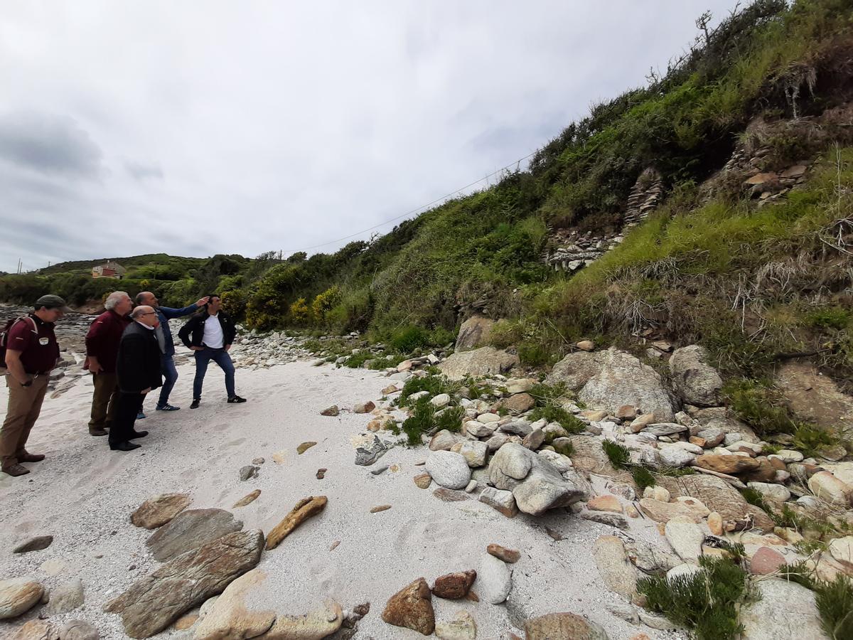Un momento de la visita de ayer, delante de los restos de una de las salazones de la playa de Canexol.