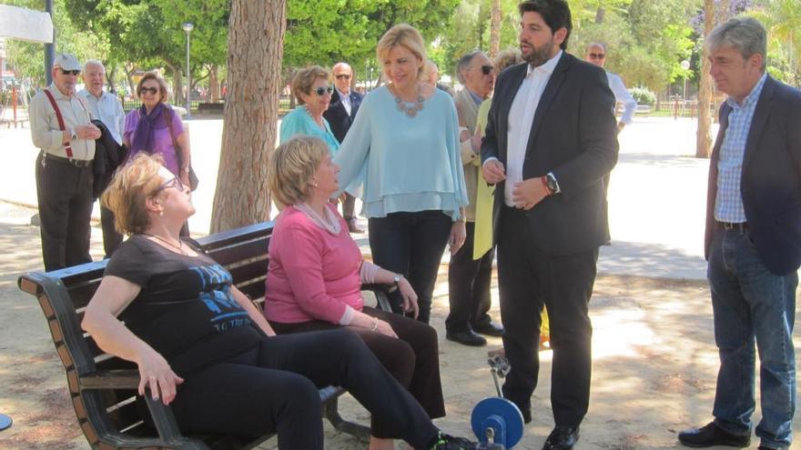 Fernando López Miras visita a mayores en el jardín de gerontogimnasia del Malecón.