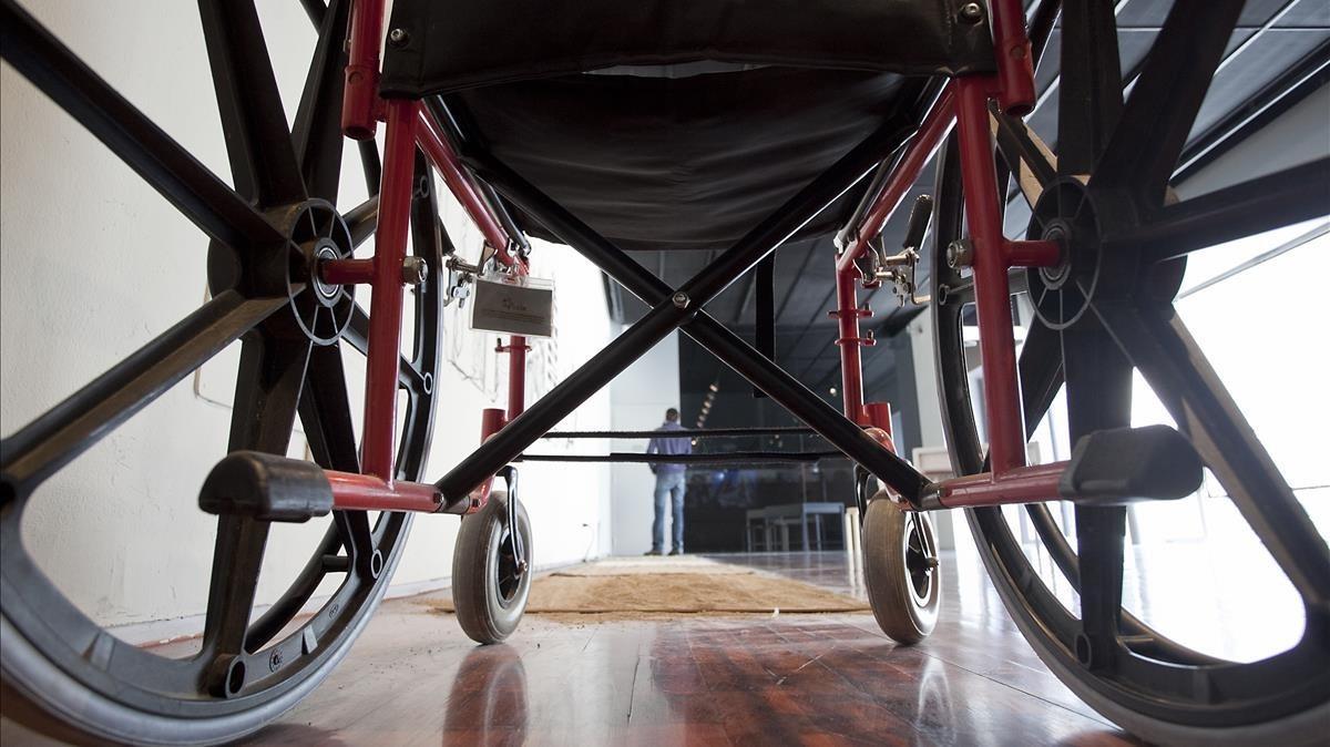 Una silla de ruedas-