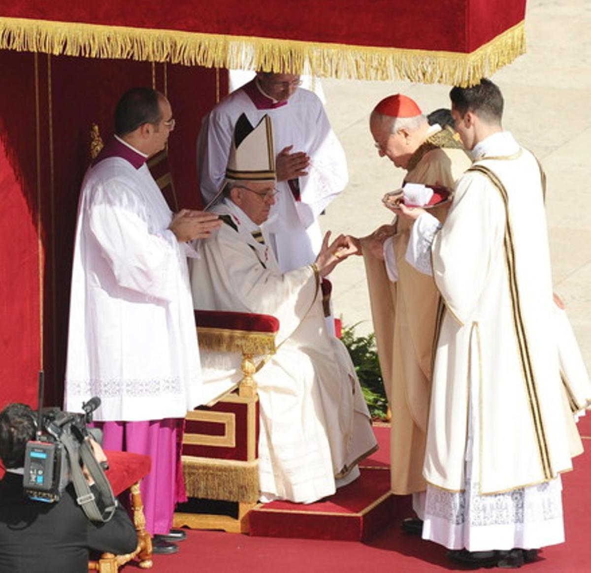 El cardenal Angelo Sodano col·loca l’anell del Pescador al Pontífex.