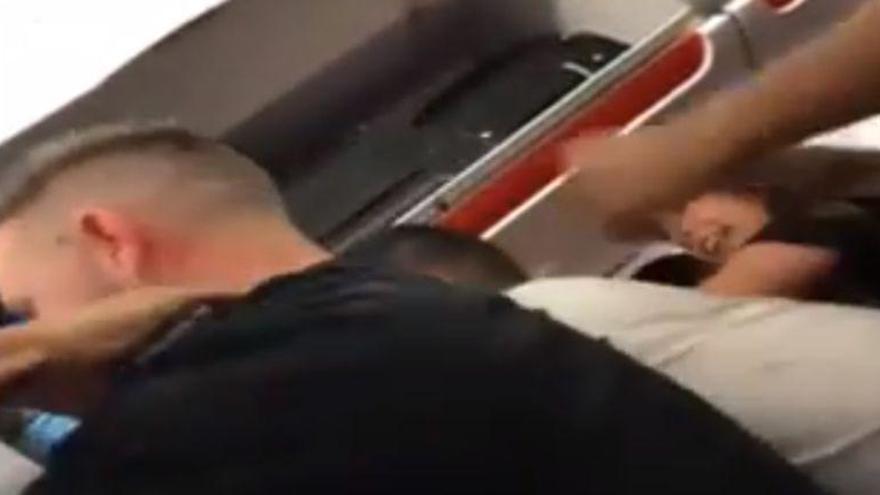 Una turista borracha provoca una pelea en un avión con destino a Ibiza