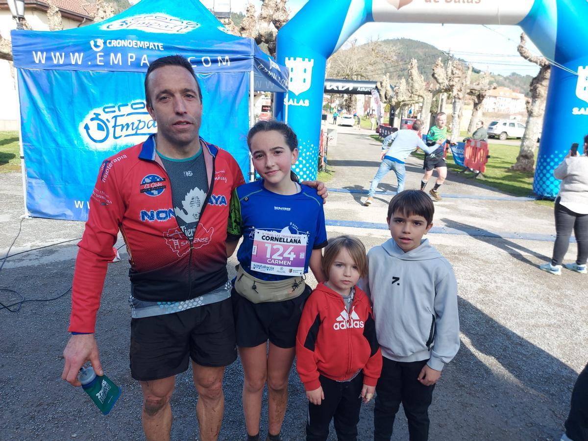 Sergio y Carmen, con los pequeños de la casa, Manuel y Sergio, en la meta de Cornellana.
