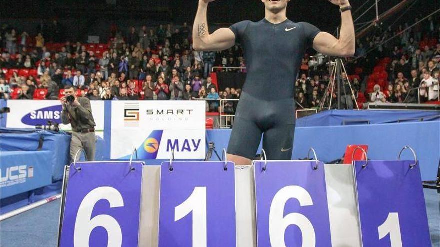 Lavillenie destrona a Bubka al batir el récord mundial de pértiga con 6,16