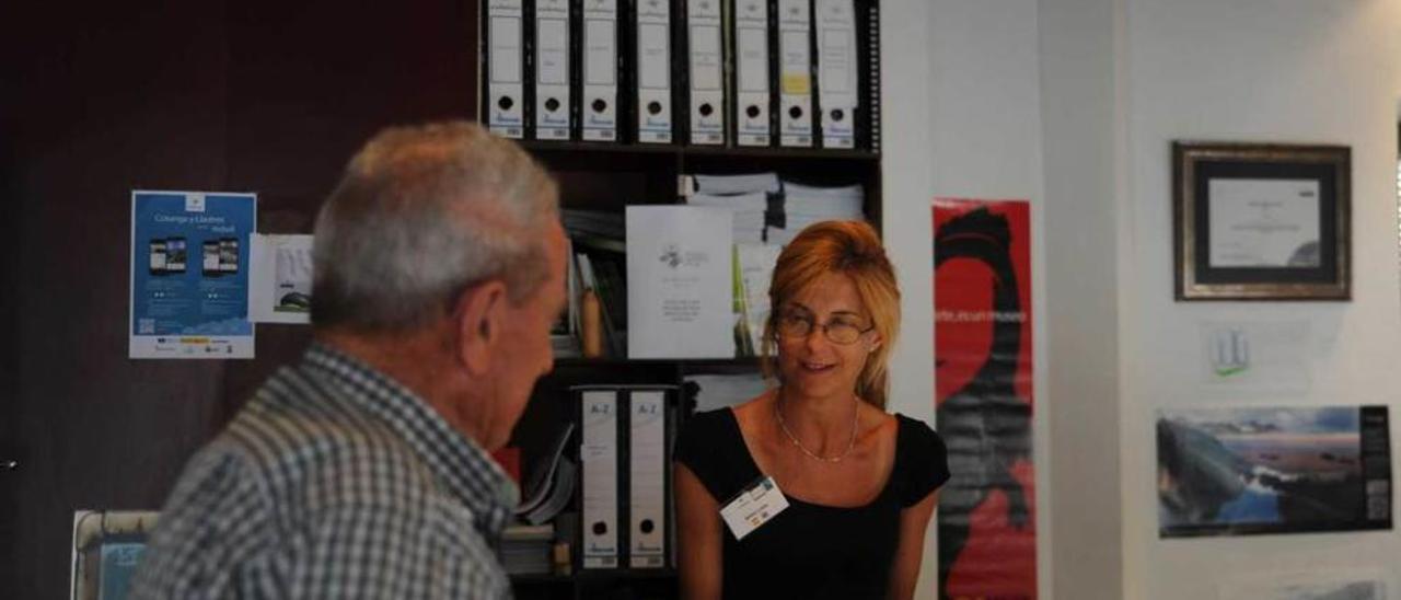 Un visitante en la Oficina de Turismo de Colunga, ayer por la tarde.