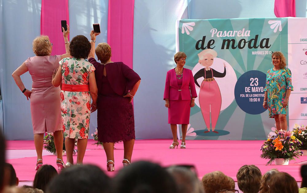 La Pasarela de Moda de la Semana del Mayor ha tenido como protagonistas a 132 modelos de entre 55 y 80 años, que han desfilado en la plaza de La Constitución.