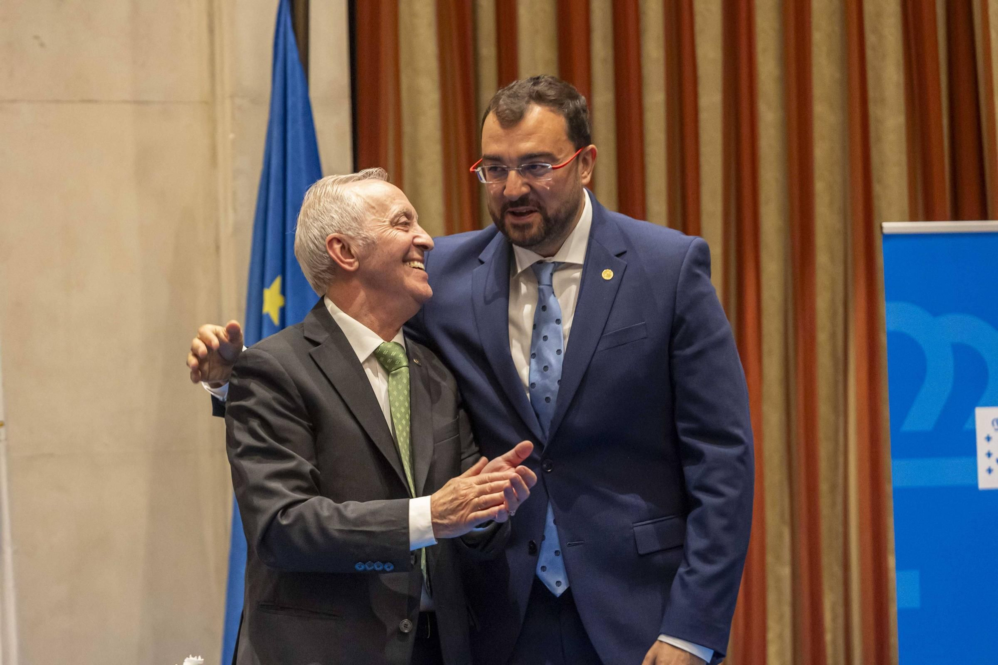 La Asociación Día de Galicia en Asturias entrega su medalla de oro a Adrián Barbón y Carmen Moriyón