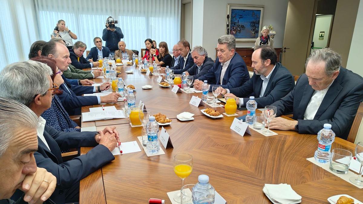 El conseller Vicente Martínez Mus en la reunión con la Cámara de Comercio