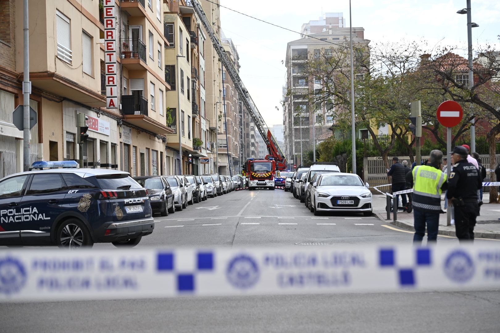 Las imágenes del incendio en un edificio de Castelló