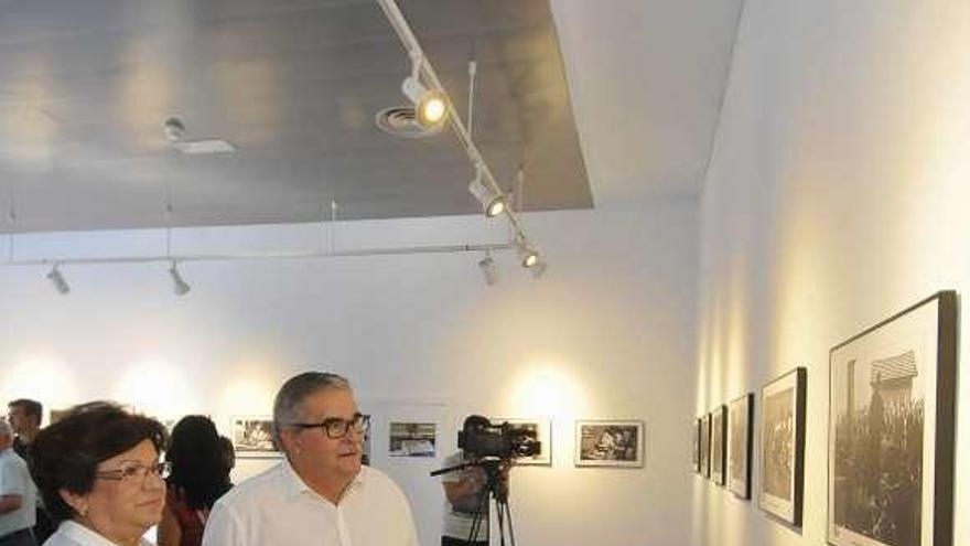 María Antonia Muñiz, junto al alcalde, Aníbal Vázquez, ayer, en la inauguración de la muestra fotográfica.