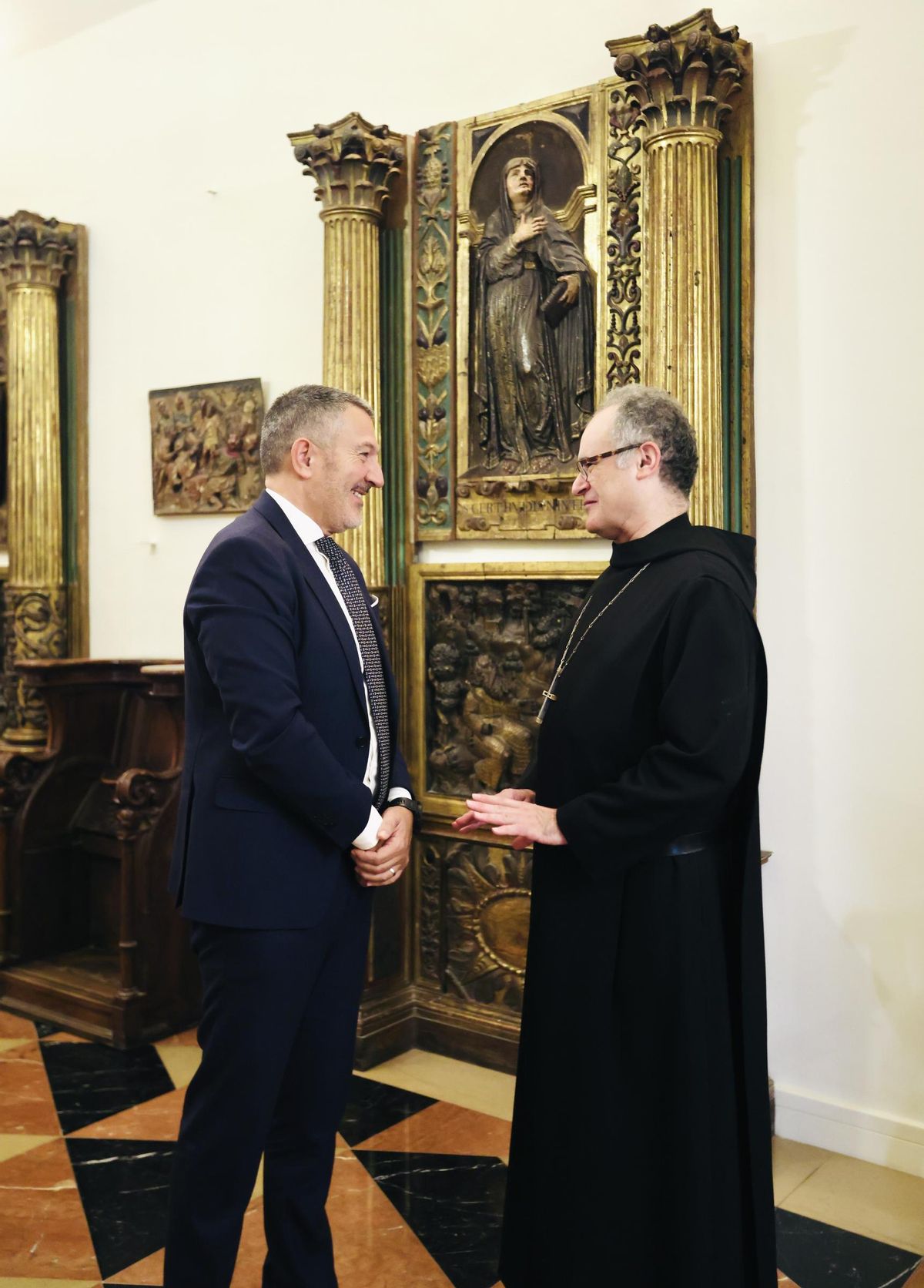 El conseller Miquel Sàmper dialogant amb el pare Abad de Montserrat, Manel Gasch