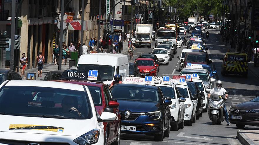 Vehículos de autoescuelas de toda la Región recorrieron la Gran Vía de Murcia en julio para protestar por su situación.