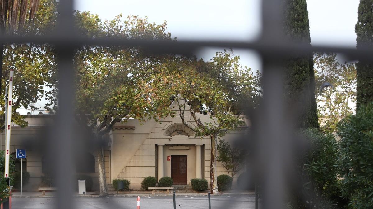 Uno de los dos edificios con pantalla piramidal, obra de Antonio Ginesi, que flanquean la entrada principal del cementerio de Poblenou