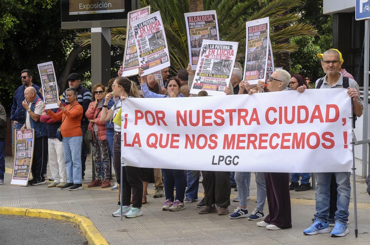 Protesta de asociaciones de vecinos ante el Ayuntamiento de Las Palmas de Gran Canaria
