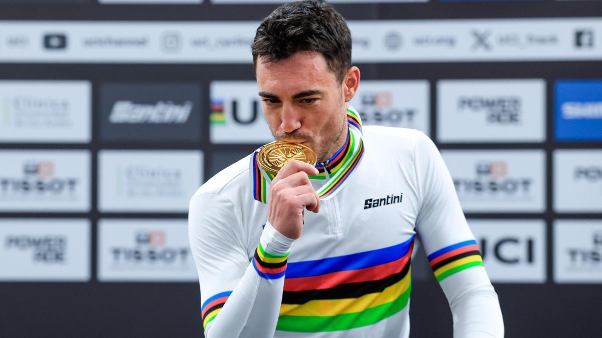 Albert Torres, en el podio del velódromo de Santiago de Chile.