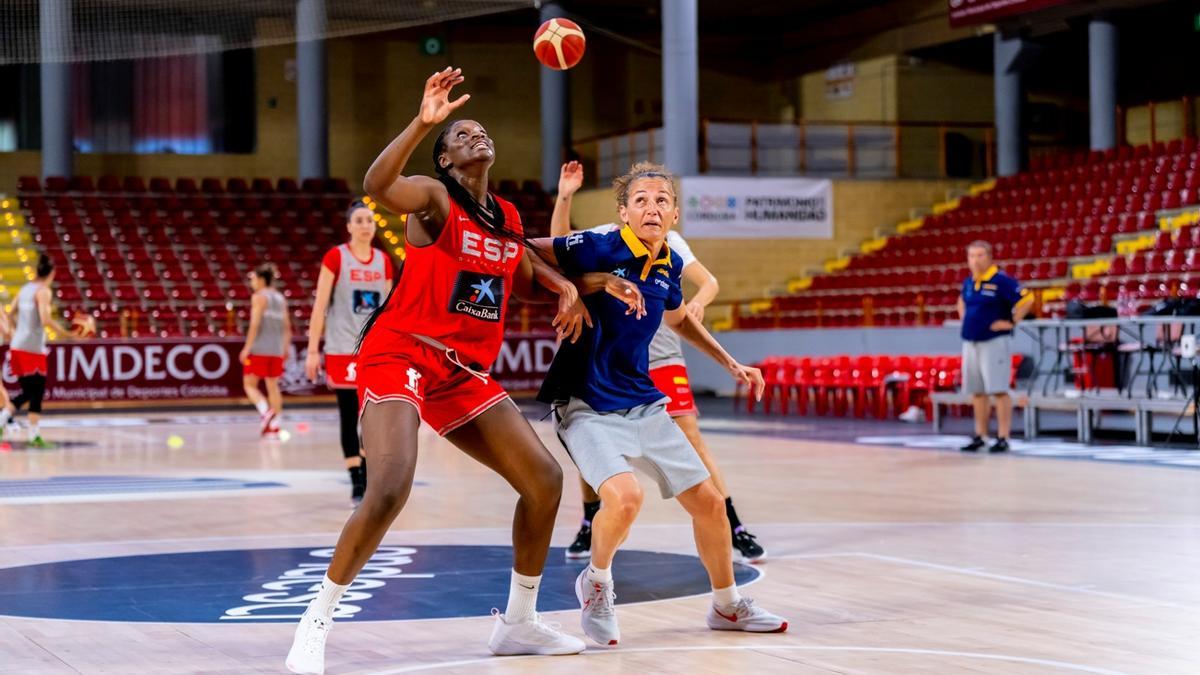 Lola Pendande, a la izquierda, entrena el rebote con la ex jugadora Laia Palau, ahora en el cuerpo técnico.