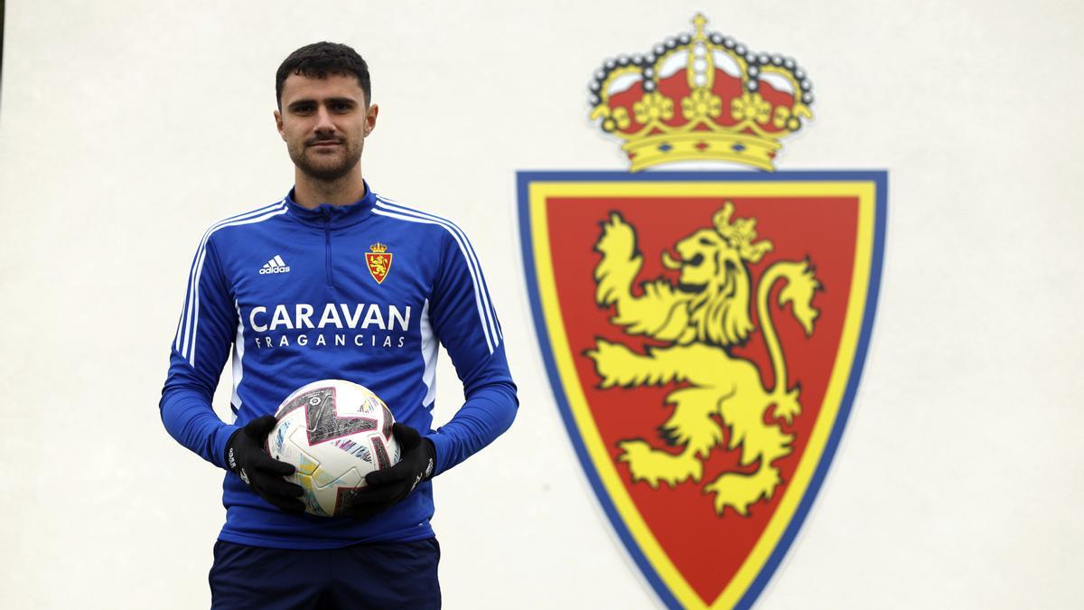 Guillem Naranjo posa en la Ciudad Deportiva zaragocista.