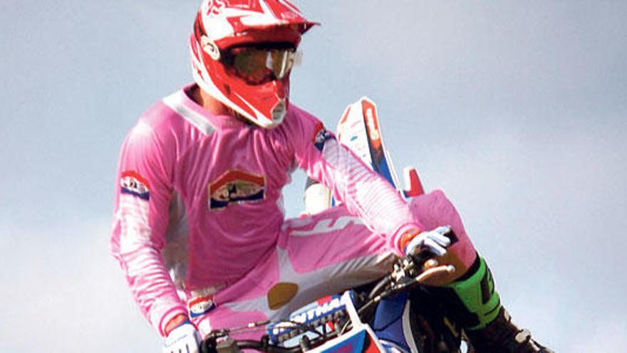 Biel Pons, ganador en MX1, en pleno vuelo.