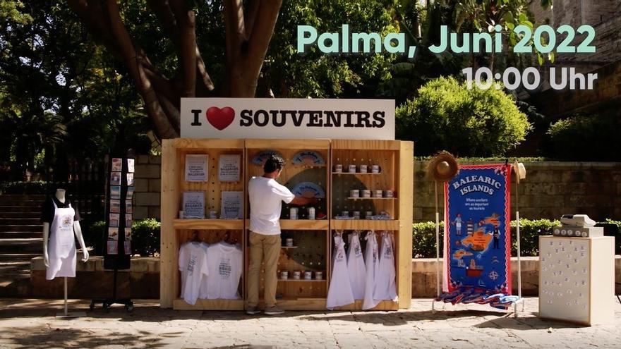 Ein falscher Souvenirstand in Palma de Mallorca erklärt Urlaubern das neue Tourismusgesetz