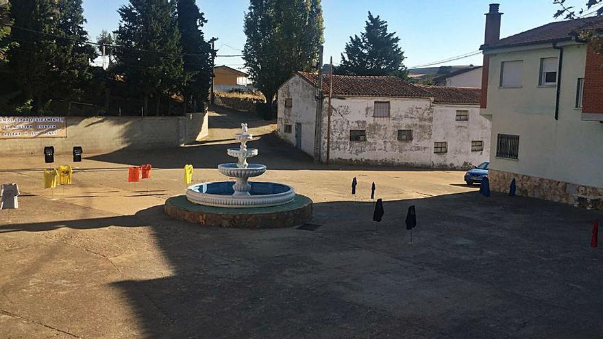 Las peñas de Peleas de Arriba decoran la Plaza Mayor con sus camisetas ante la suspensión de las fiestas