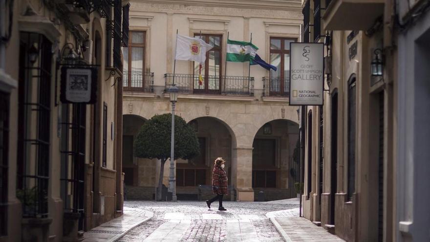 Una mujer camina por una de las céntricas calles de Ronda este miércoles.