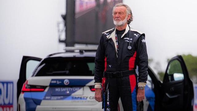 El doctor Ángel Charte, en una graella del Mundial, abans de pujar al cotxe d’assistència ràpida. | ALEJANDRO CERESUELA